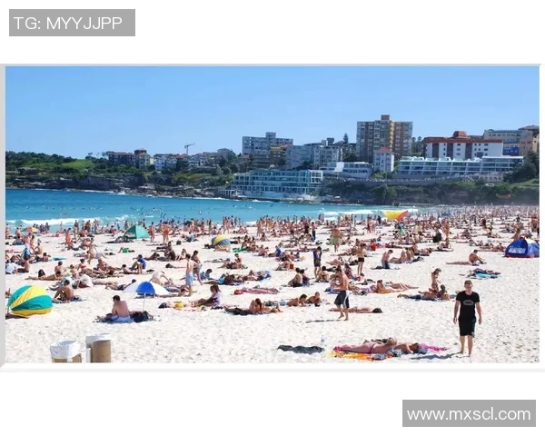 足球球星女友携手海边度假时光 穿梭在阳光沙滩与海浪之间 足球球星女友携手海边度假时光 穿梭在阳光沙滩与海浪之间