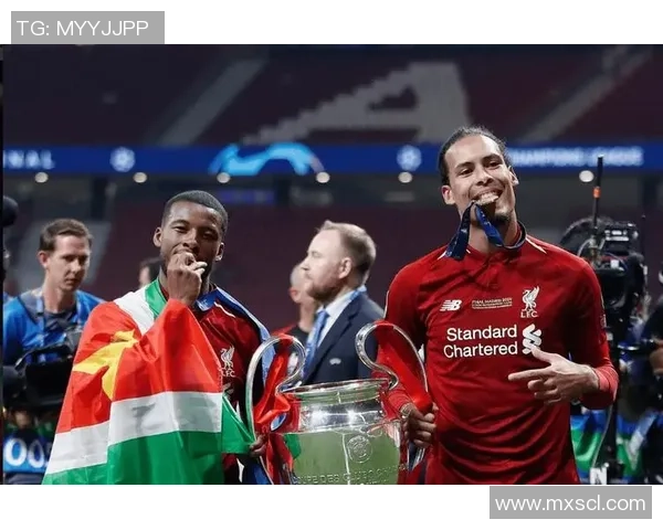 昔日球场英雄重聚时光定格:过气足球明星合照回顾辉煌岁月 昔日球场英雄重聚时光定格:过气足球明星合照回顾辉煌岁月