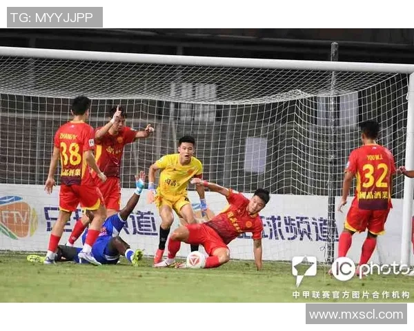 球星炫技精彩瞬间聚焦足球挑球艺术与力量的完美结合