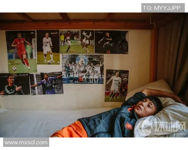 足球球星拖地技巧揭秘 力量与速度的完美结合助力突破防线